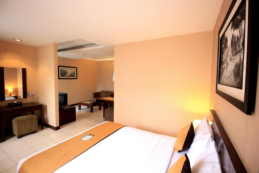 בנדונג The Majesty Hotel מראה חיצוני תמונה